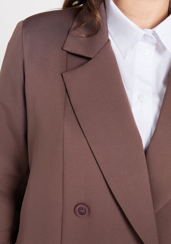 Жакет двубортный на подкладке шир.  580, рис. 13