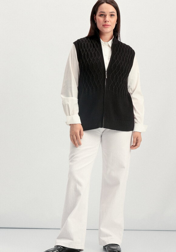 Жилет на молнии с фактурным рисунком шир.  580, рис. 4