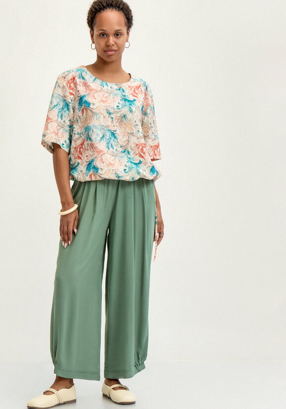 Брюки свободного кроя на резинке по низу шир.  580, рис. 31