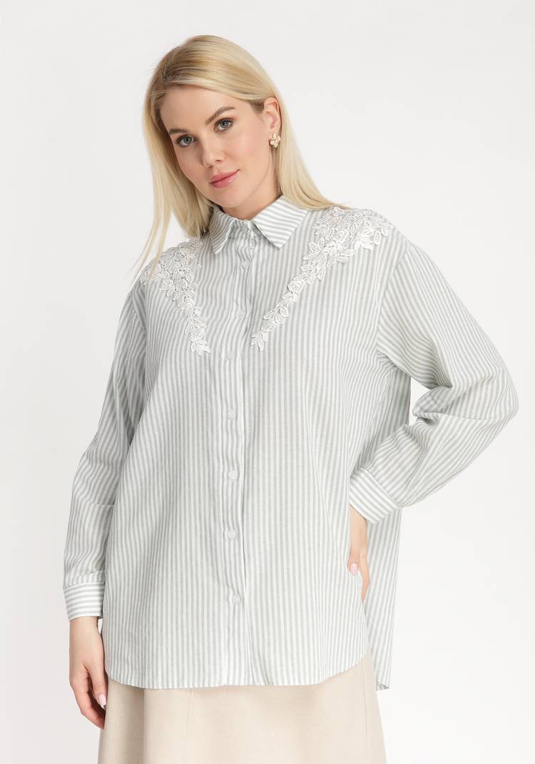 Рубашка в полоску с цветочной нашивкой шир.  750, рис. 10