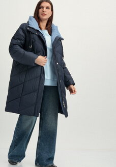 Пуховик с капюшоном и фактурной стежкой