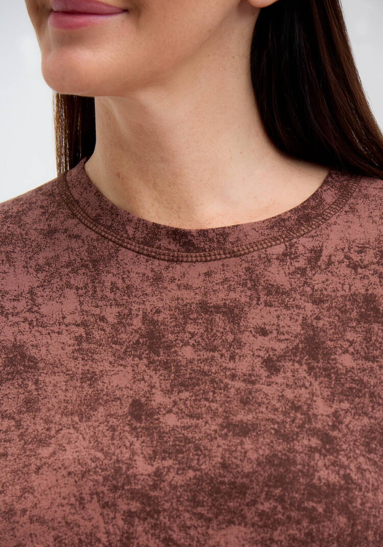 Лонгслив с принтом на горловине спинки шир.  750, рис. 23