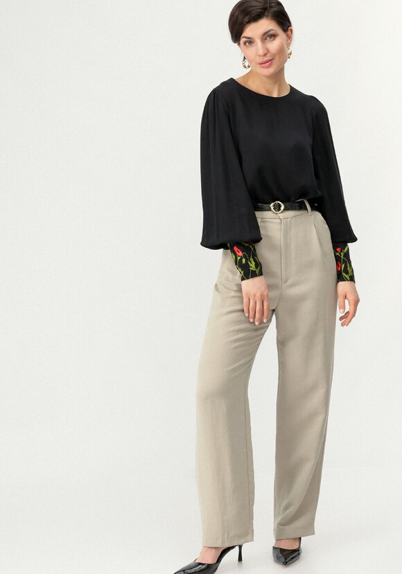 Блуза с цветочной вышивкой на манжетах шир.  580, рис. 2