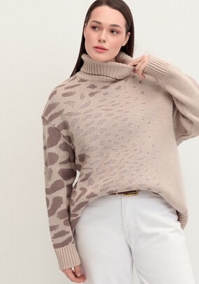 Джемпер с асимметричным расположением рисунка