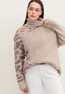 Джемпер с асимметричным расположением рисунка