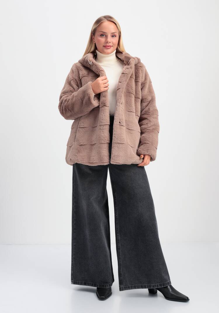 Шуба фактурная с капюшоном и брошью шир.  750, рис. 11