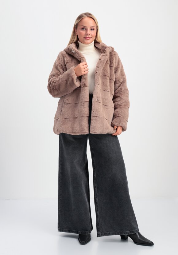 Шуба фактурная с капюшоном и брошью шир.  580, рис. 11