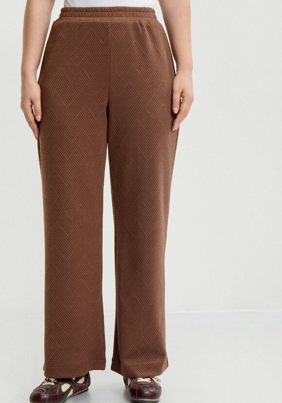 Брюки с фактурным принтом прямые шир.  580, рис. 10