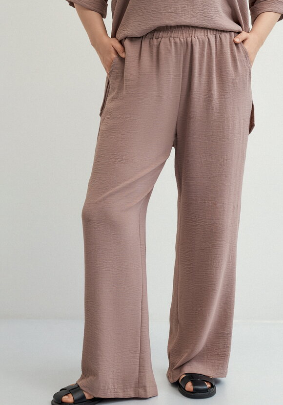 Костюм брючный с лаконичным принтом шир.  580, рис. 41