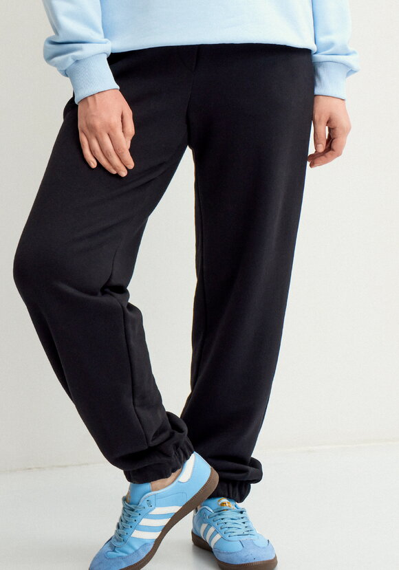 Джоггеры из футера с эластичным поясом шир.  580, рис. 9