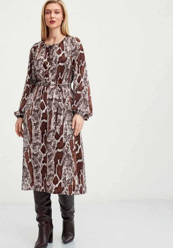 Платье с анималистичным принтом Дана шир.  580, рис. 16