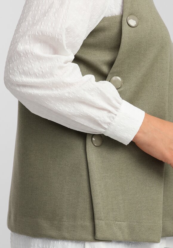 Жилет А-силуэта с дизайнерской застёжкой шир.  580, рис. 15