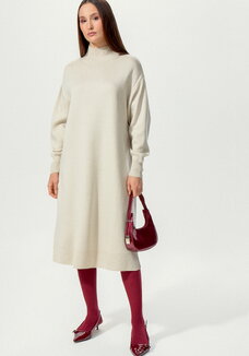 Платье с воротником-стойкой и разрезами