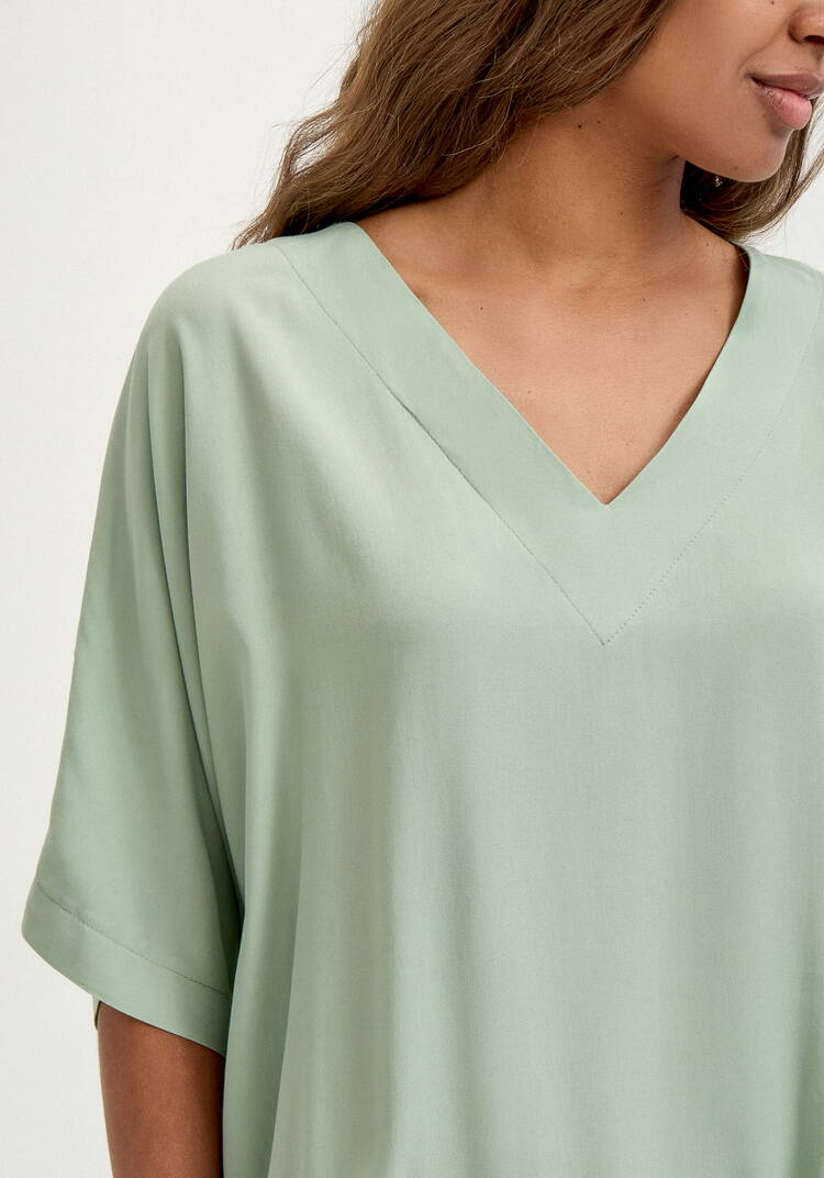 Блуза с V-образным вырезом свободная шир.  750, рис. 20