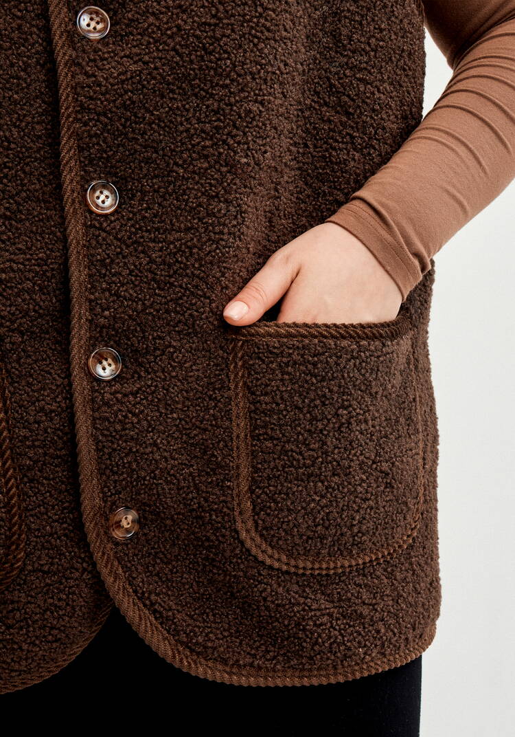 Жилет из экомеха на пуговицах шир.  750, рис. 24