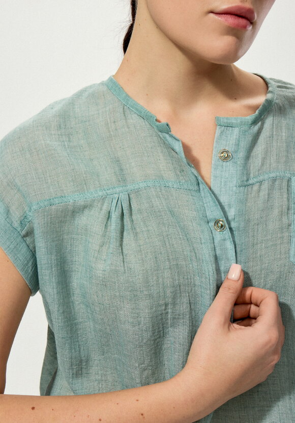 Блуза с коротким рукавом и карманом на груди шир.  580, рис. 29