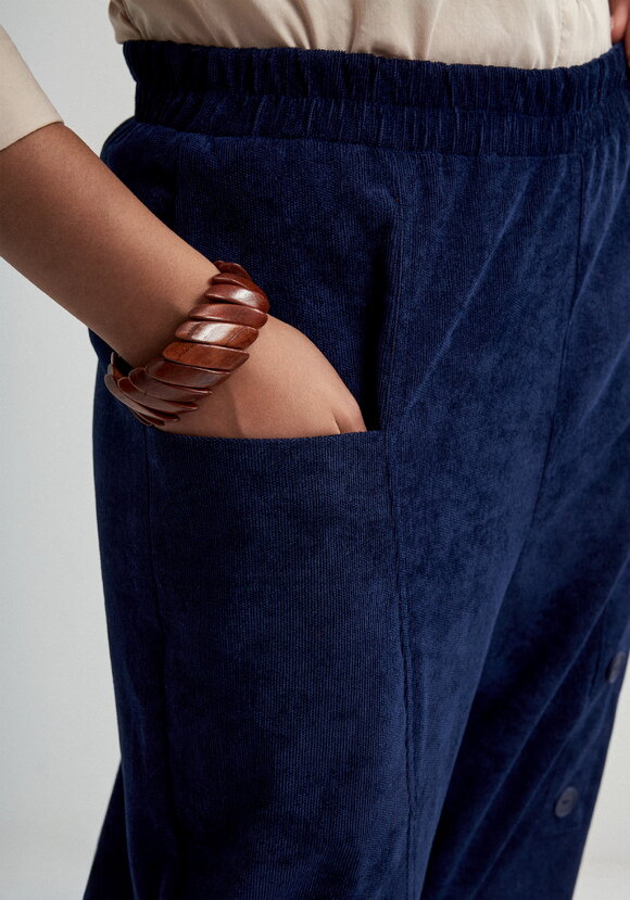 Брюки с карманом в рельефе шир.  580, рис. 15