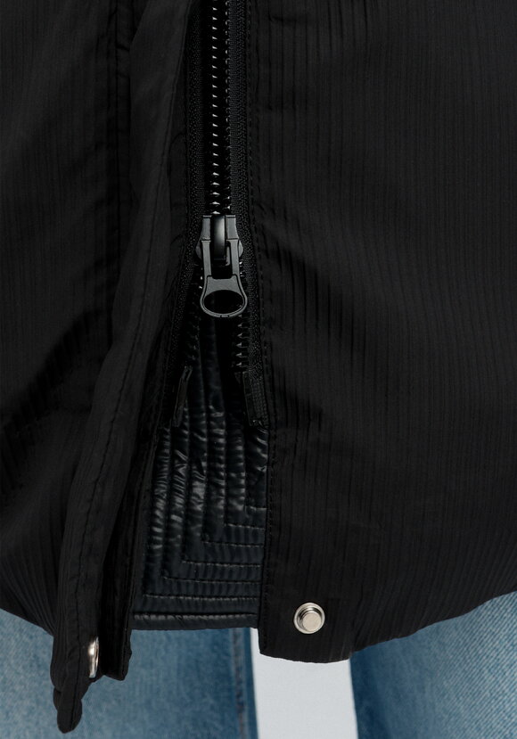 Пуховик с капюшоном и объемными карманами шир.  580, рис. 12