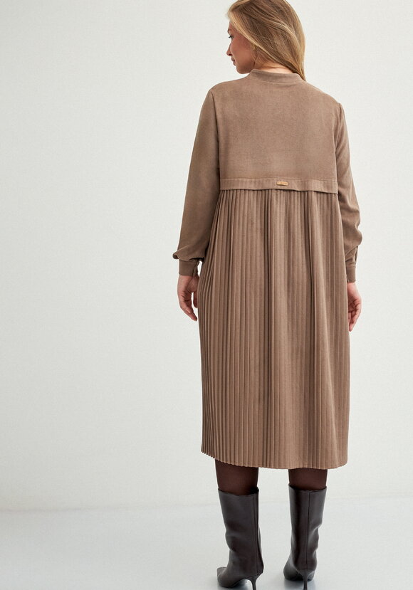 Платье-рубашка с плиссированной спинкой шир.  580, рис. 20