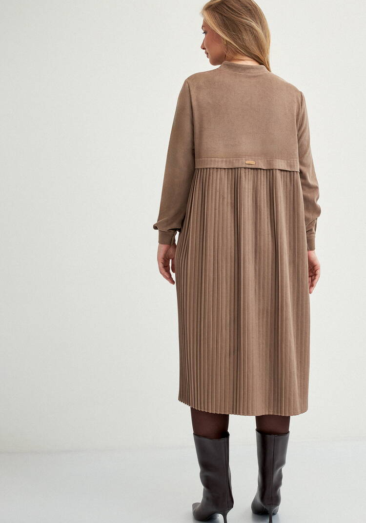 Платье-рубашка с плиссированной спинкой шир.  750, рис. 20