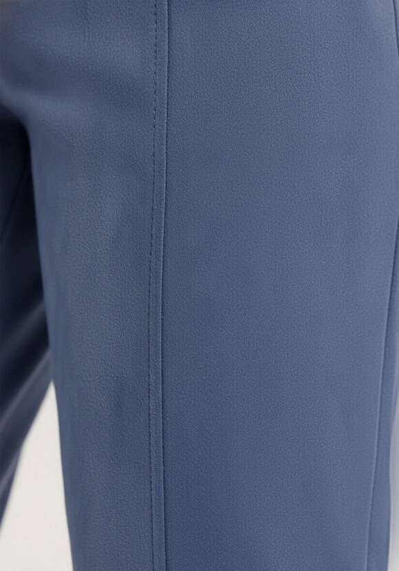 Брюки с фигурными рельефами шир.  580, рис. 24