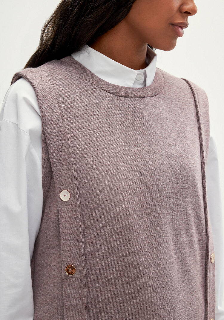 Жилет трикотажный с пуговицами шир.  750, рис. 5