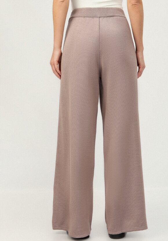 Брюки прямые свободной посадки на резинке шир.  580, рис. 11