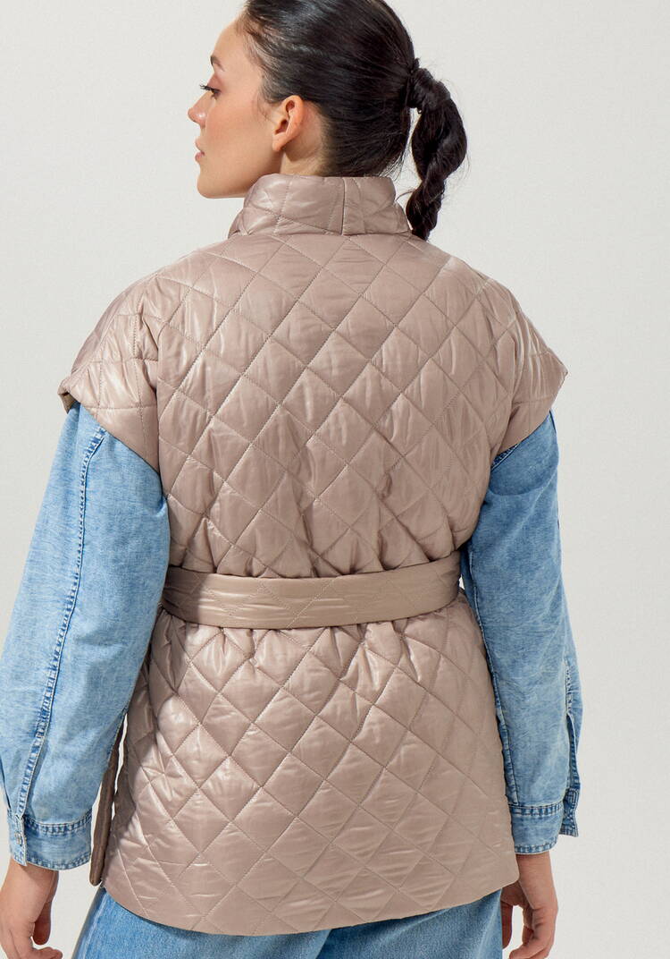 Жилет со спущенным плечом и высоким воротом шир.  750, рис. 25