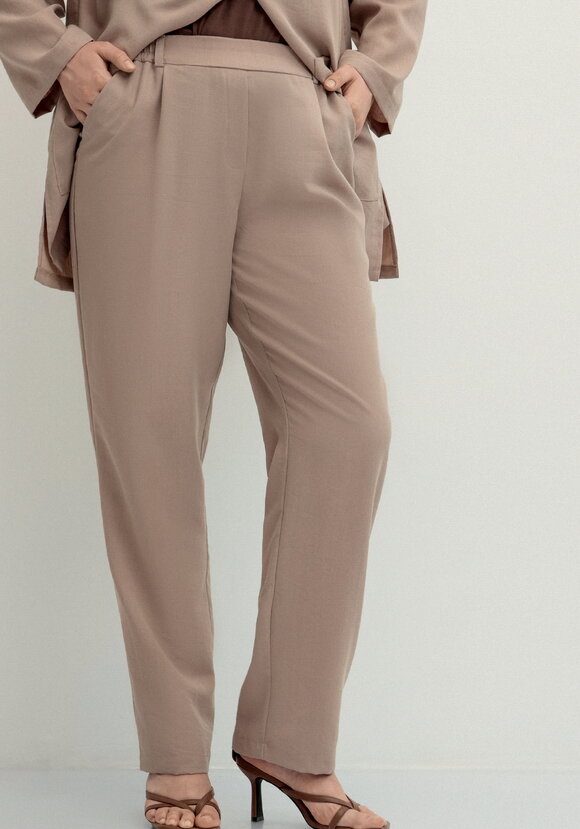 Брюки прямого кроя на резинке по поясу шир.  580, рис. 18