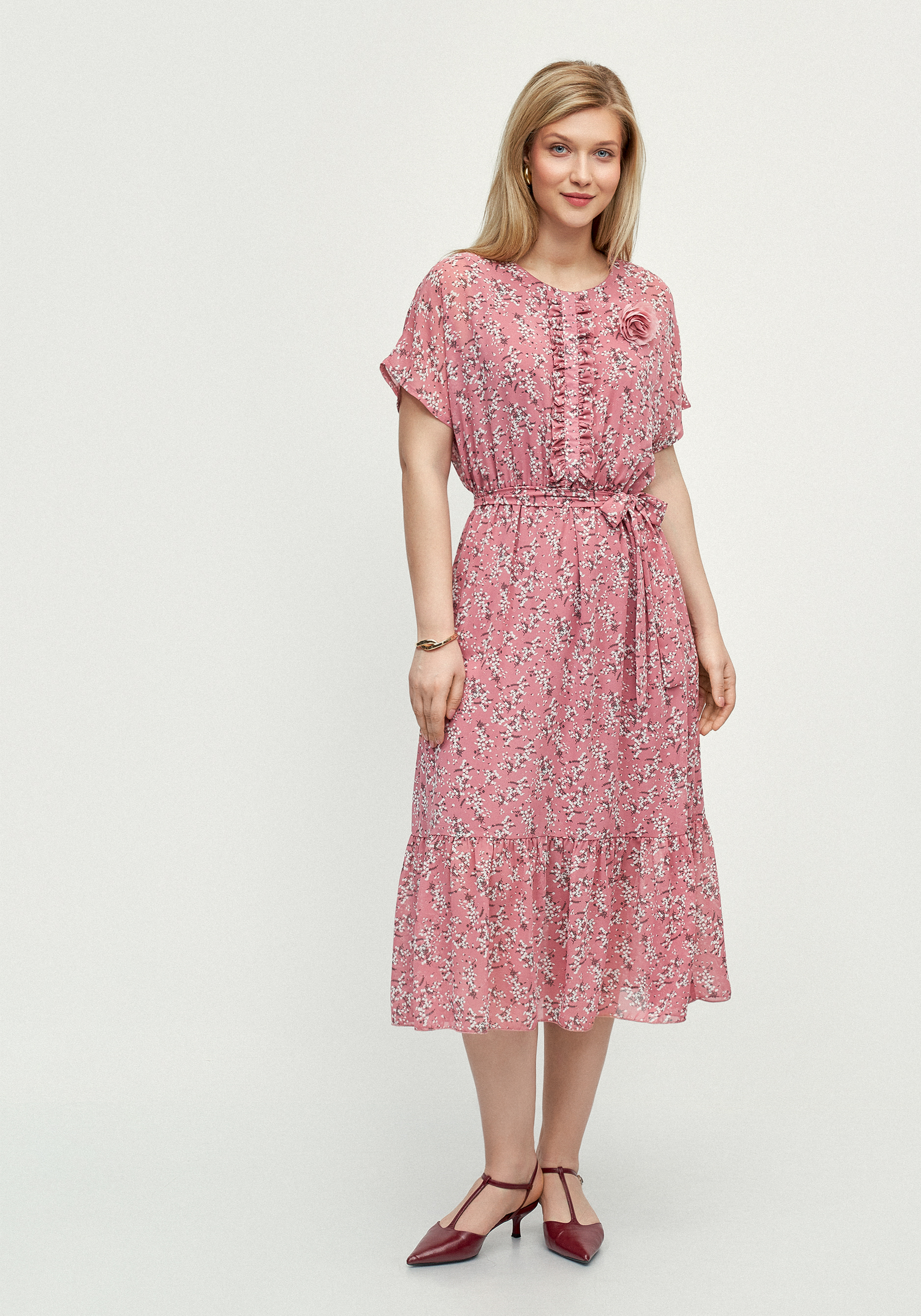 Платье с рюшей и декоративным украшением 4999₽