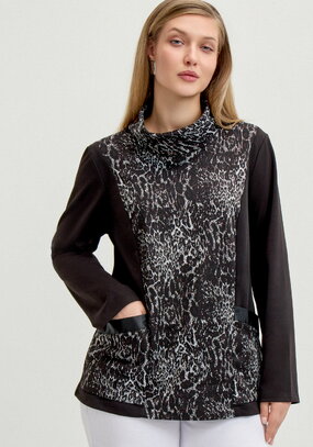 Блуза с анималистичным принтом по груди