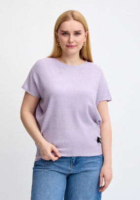 Джемпер с оригинальным вырезом без рукава