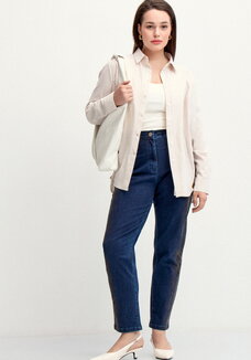 Джинсы со змеиным принтом и напылением