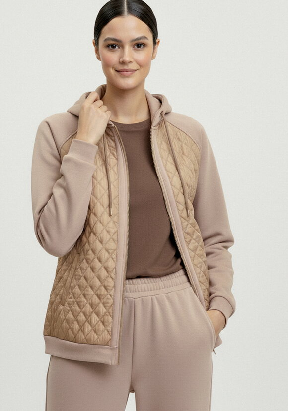 Бомбер с капюшоном из комбинированной ткани шир.  580, рис. 34