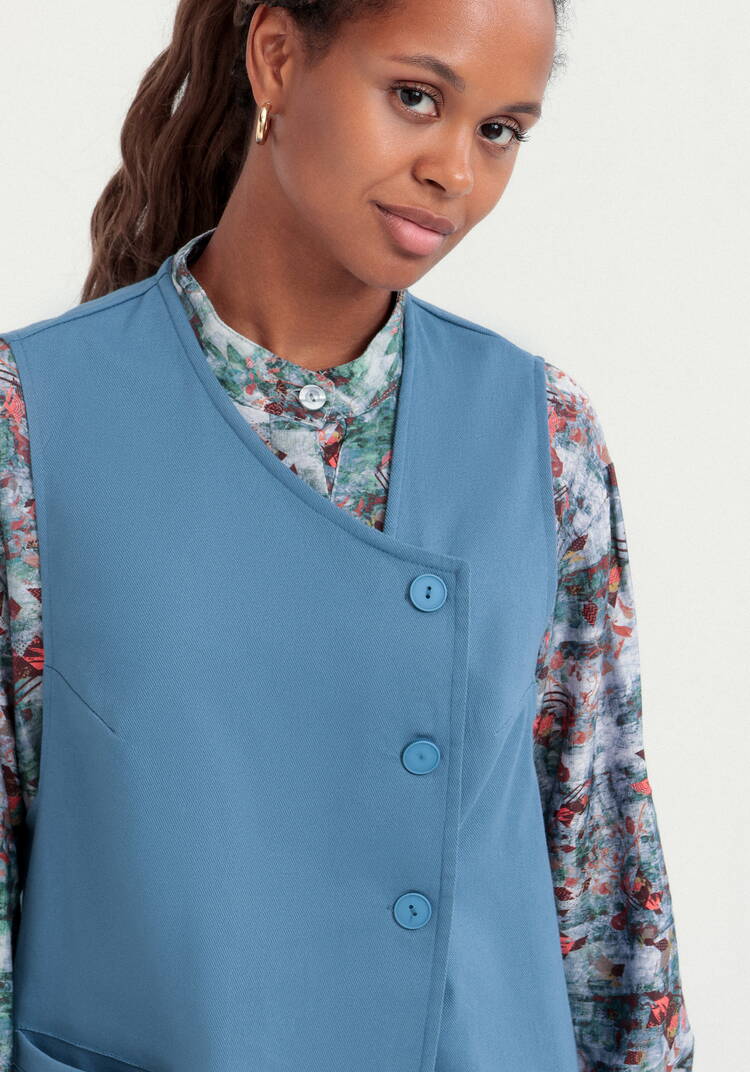 Жилет с асимметричной застежкой шир.  750, рис. 24