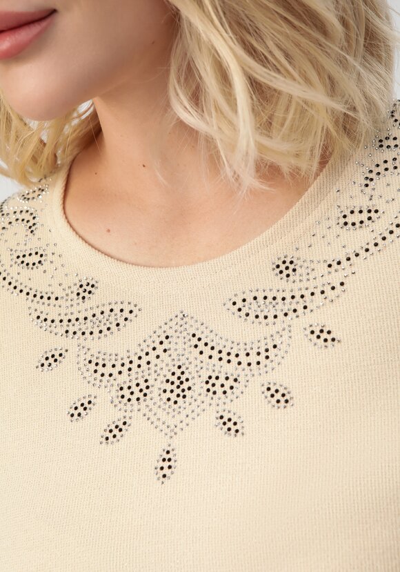 Блуза с декором из страз по горловине шир.  580, рис. 12