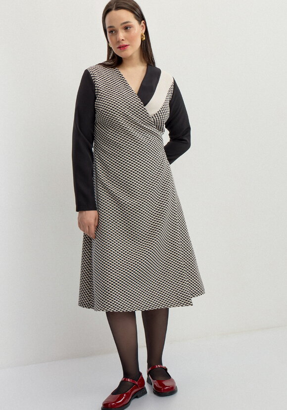 Платье на запах с V-образным вырезом шир.  580, рис. 2