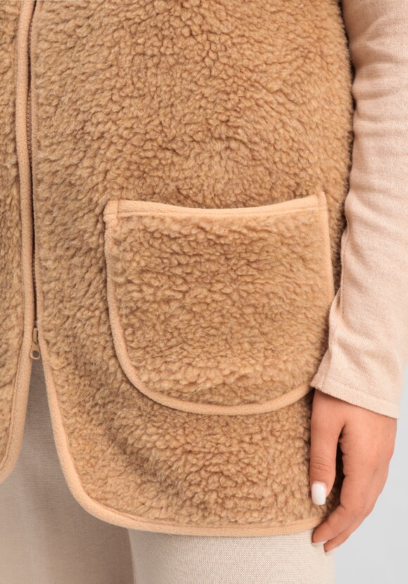 Меховой жилет из верблюжьей шерсти шир.  580, рис. 21