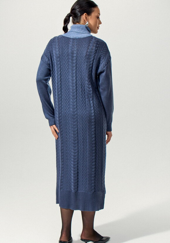 Платье двухцветное с фактурным рисунком шир.  580, рис. 3