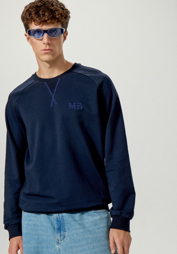 Свитшот с вышивкой на груди шир.  580, рис. 1