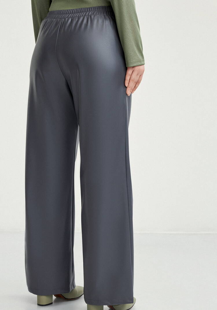 Брюки прямые из экo-кожи шир.  750, рис. 9