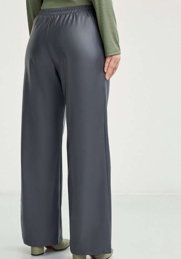 Брюки прямые из экo-кожи шир.  580, рис. 9