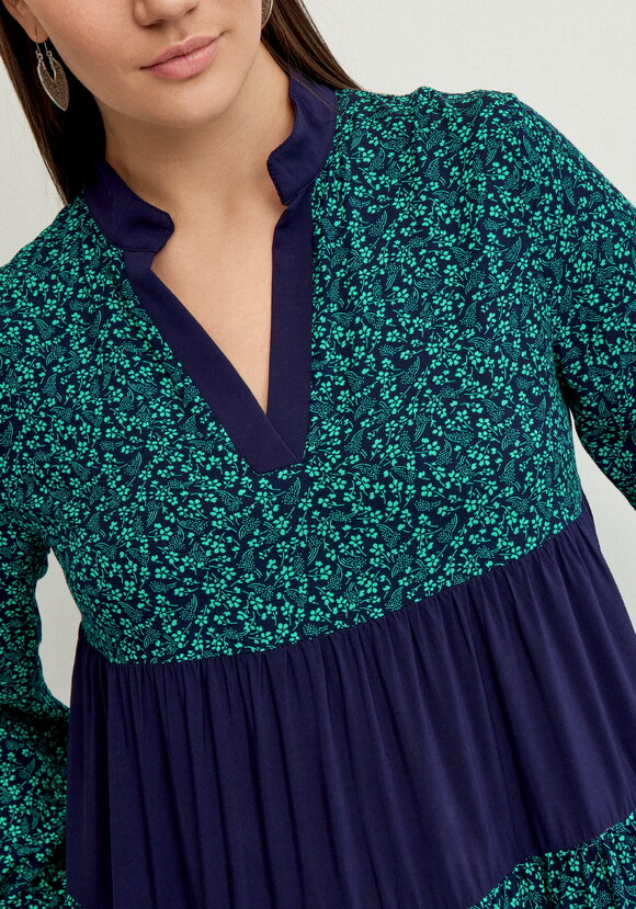 Платье с ярусами и V-образным вырезом шир.  580, рис. 14