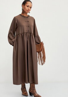 Платье с обьемными рукавами