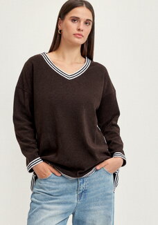 Джемпер с V-образным вырезом горловины