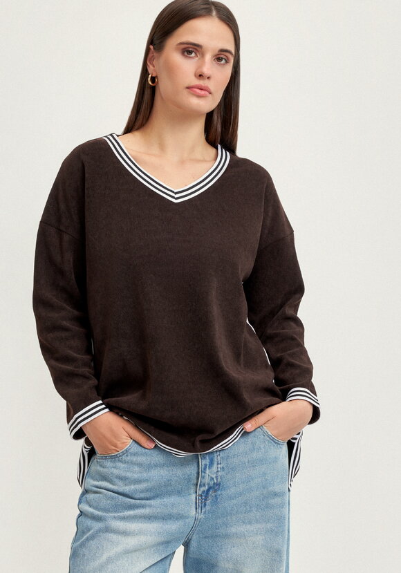 Джемпер с V-образным вырезом горловины шир.  580, рис. 1