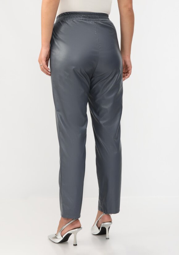 Брюки из экокожи со стрелками шир.  580, рис. 20