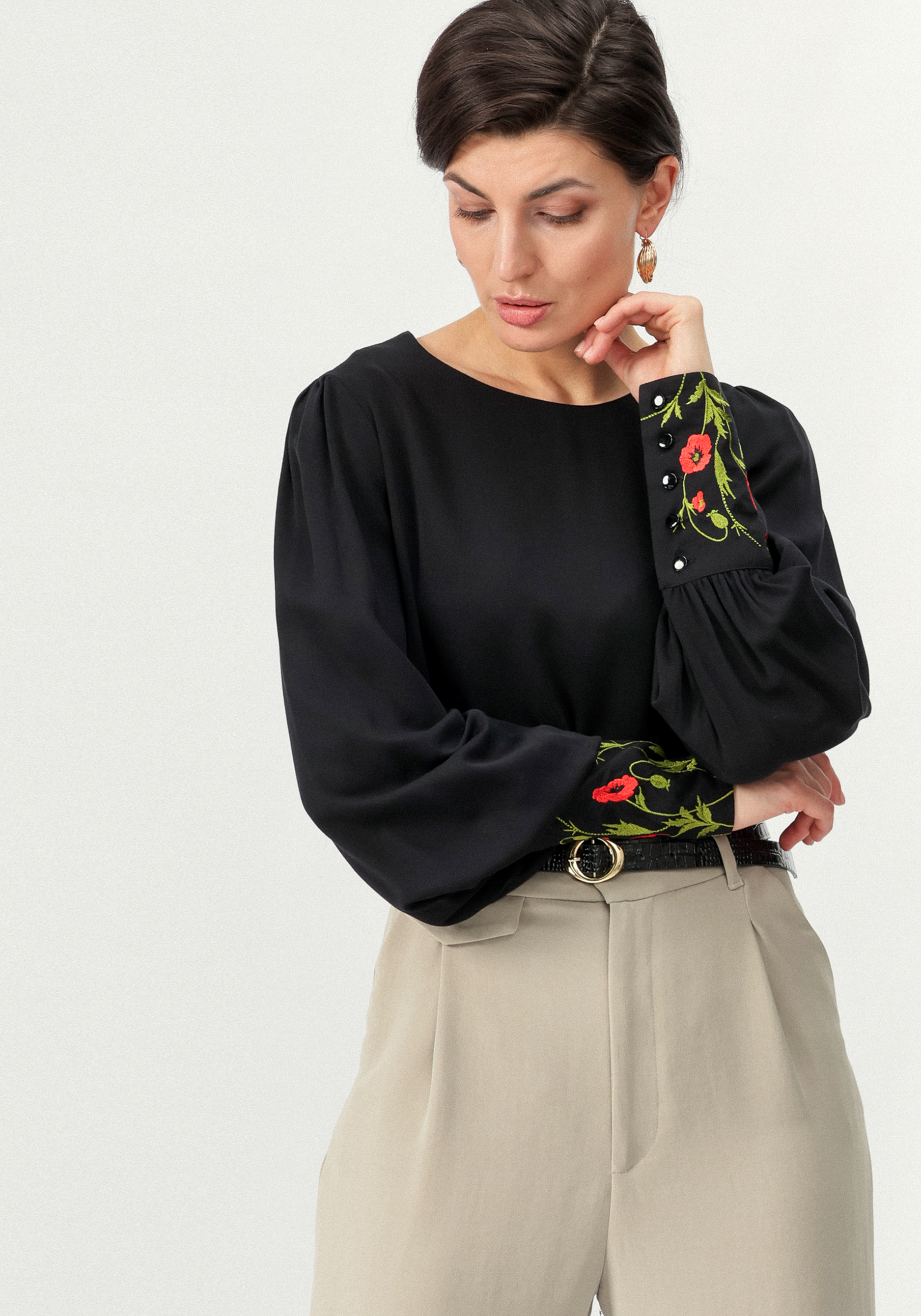 

Блуза с цветочной вышивкой на манжетах, Черный
