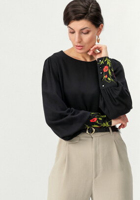 Блуза с цветочной вышивкой на манжетах