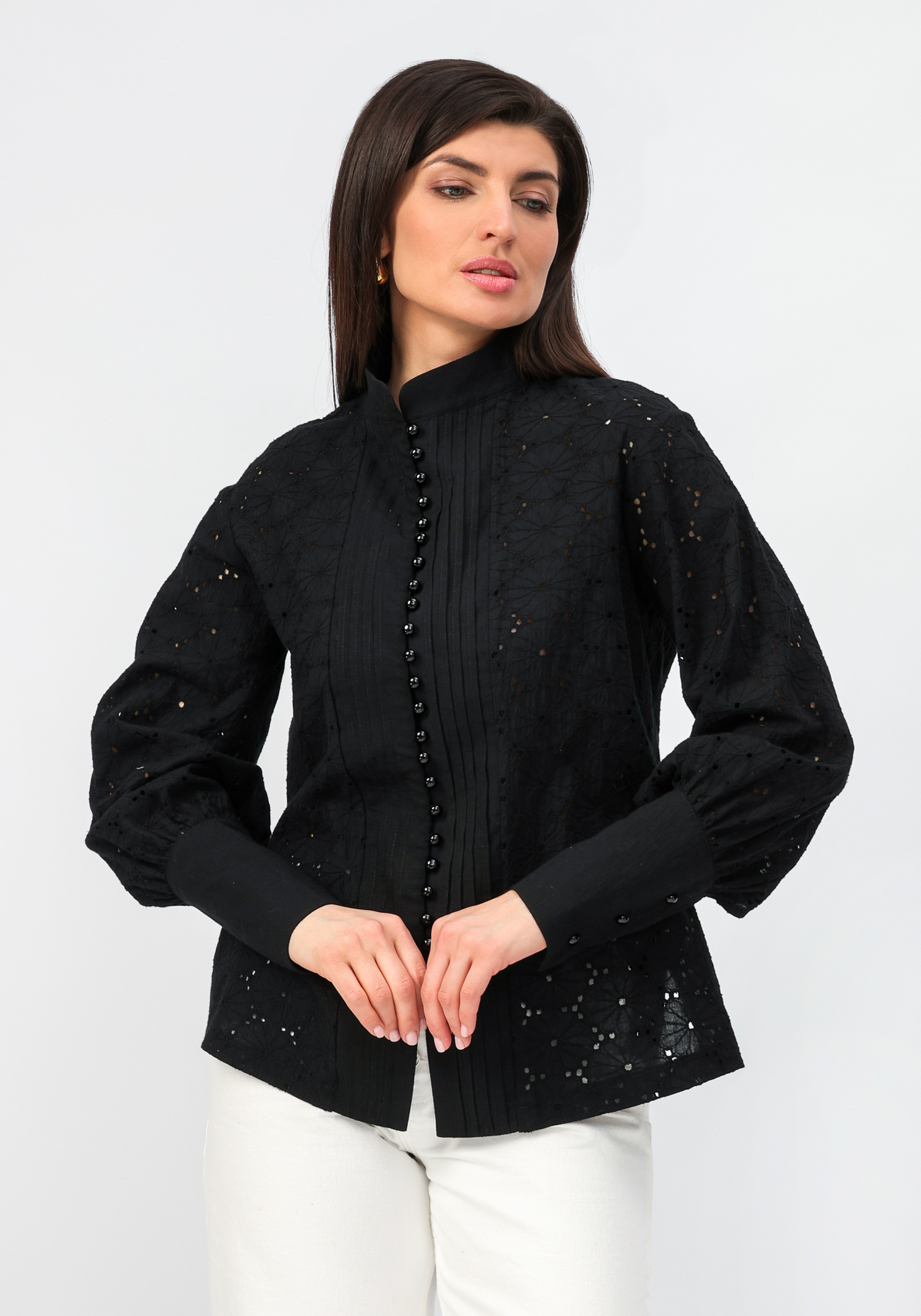 Блуза из шитья с жемчужными пуговицами
